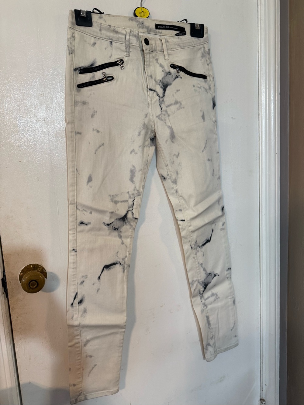 GUC White Tie-Dye Slim Jeans with Black Zipper Accents